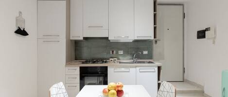 Een koelkast, een oven, een vaatwasser, een koffiezetapparaat/waterkoker