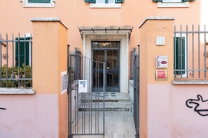 تفاصيل الفندق من الخارج