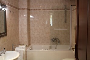 Duschwanne, Haartrockner, Bidet, Handtücher