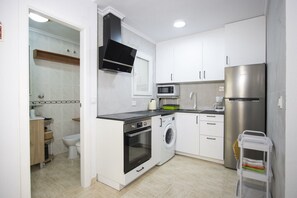 冷蔵庫、電子レンジ、コンロ、コーヒー / ティーメーカー