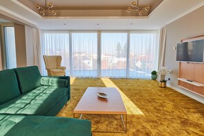 Suite Deluks, teras | Ruang keluarga | Televisi LCD 108-cm dengan saluran TV kabel, TV, dan Netflix