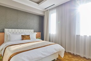 Suite Deluxe, terraza | Ropa de cama de alta calidad, colchones viscoelásticos, minibar