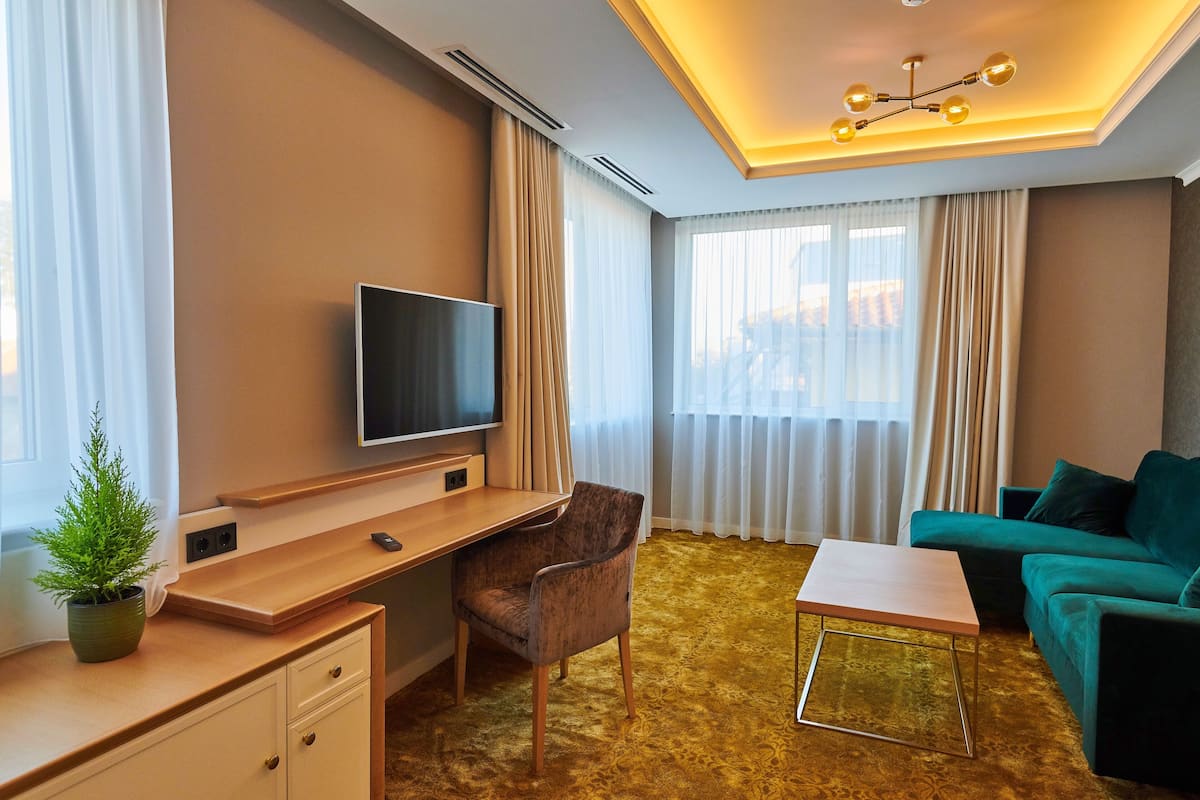 Deluxe Suite, Balcony | Living room | 108-cm LCD TV with cable channels, TV, Netflix