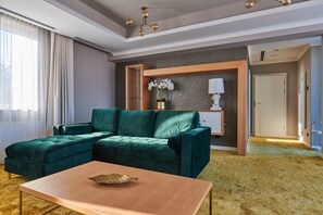 Suite Deluxe, terraza | Sala de estar | Una televisión LCD, Netflix, suelo radiante, servicios de streaming