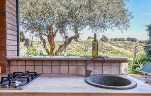 Refrigerador, parrilla de estufa y cafetera y tetera 