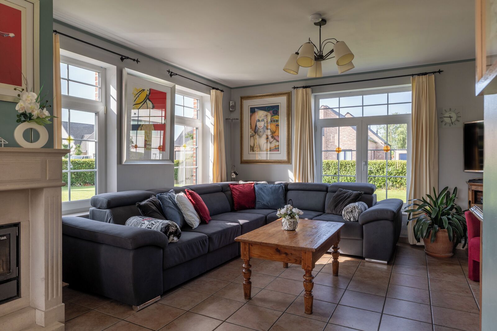 Smart-tv, een open haard, een dvd-speler en boeken