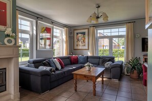 Smart TV, fireplace, DVD player, books