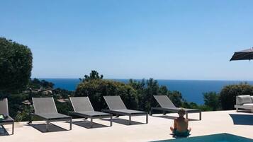 Una piscina al aire libre, una piscina climatizada