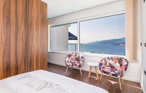 4 chambres, coffres-forts dans les chambres, lit parapluie