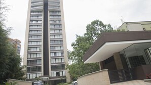 Ein hohes, modernes Gebäude mit einer gewölbten Fassade und zahlreichen Fenstern.