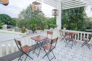 Outdoor dining - Van May Homestay Hoian features city views, free WiFi and free private parking, (Tp. Hội An)