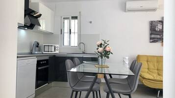 Een koelkast, een magnetron, een oven, een kookplaat