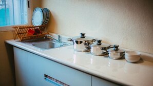 大型冷蔵庫、調理器具と食器