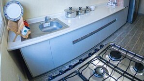 大型冷蔵庫、調理器具と食器