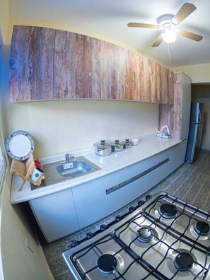 Großer Kühlschrank, Kochgeschirr/Geschirr/Besteck