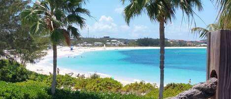 Playa en los alrededores, camastros y toallas de playa