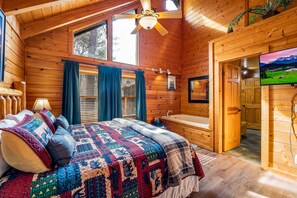 1 bedroom, iron/ironing board, free WiFi, bed sheets - In the heart of GATLINBURG with HOT TUB, JACUZZI, POOL TBL and ARCADE (Gatlinburg)