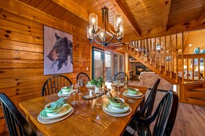 Dining - In the heart of GATLINBURG with HOT TUB, JACUZZI, POOL TBL and ARCADE (Gatlinburg)