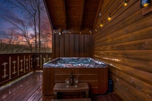 Outdoor spa tub - In the heart of GATLINBURG with HOT TUB, JACUZZI, POOL TBL and ARCADE (Gatlinburg)