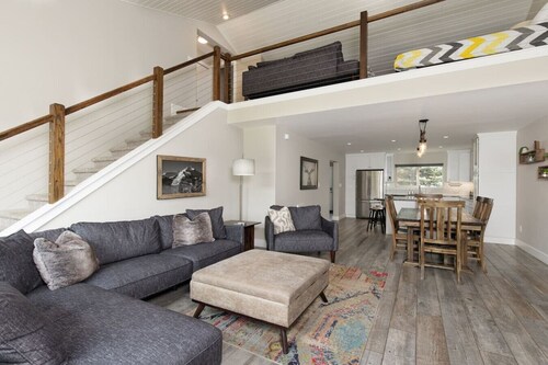 Gorgeous Vacation Chalet: Hot Tub, Wood Stove
