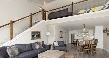 Gorgeous Vacation Chalet: Hot Tub, Wood Stove