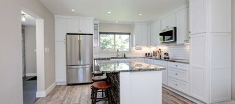 Gorgeous Vacation Chalet: Hot Tub, Wood Stove