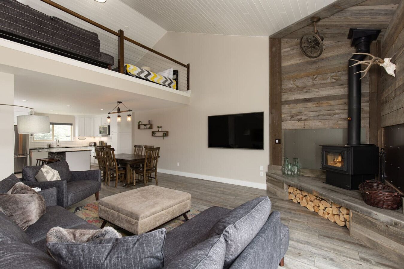 Una Smart TV, una chimenea