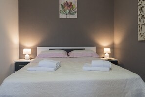 4 bedrooms, desk, iron/ironing board, free WiFi