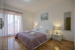 4 bedrooms, desk, iron/ironing board, free WiFi