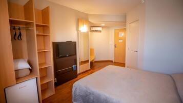 Minibar, bureau, espace de travail pour ordinateur portable