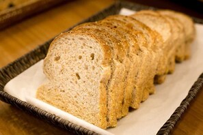 Una rebanada de pan en un plato blanco.