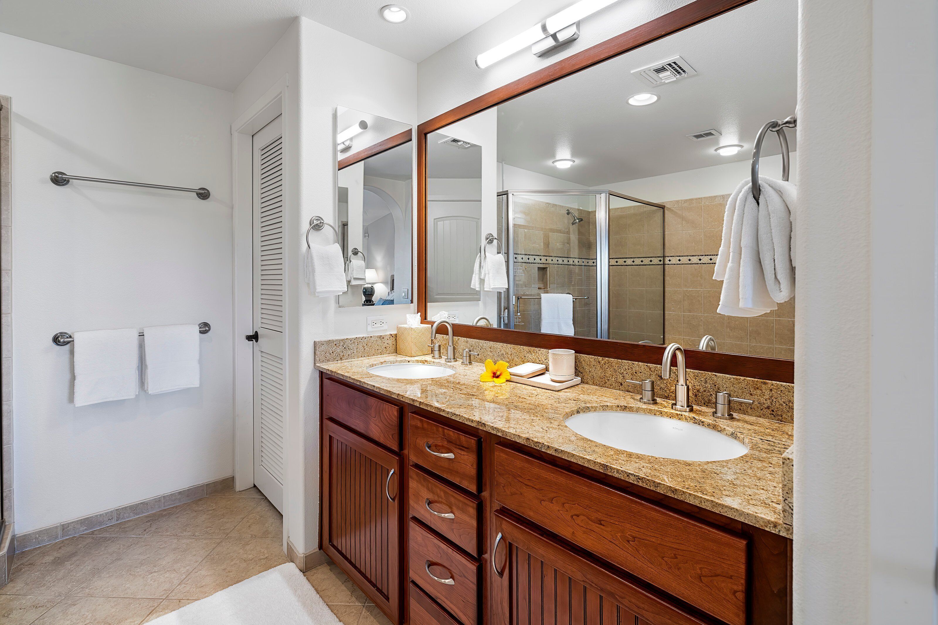 Combined shower/tub, hair dryer, towels