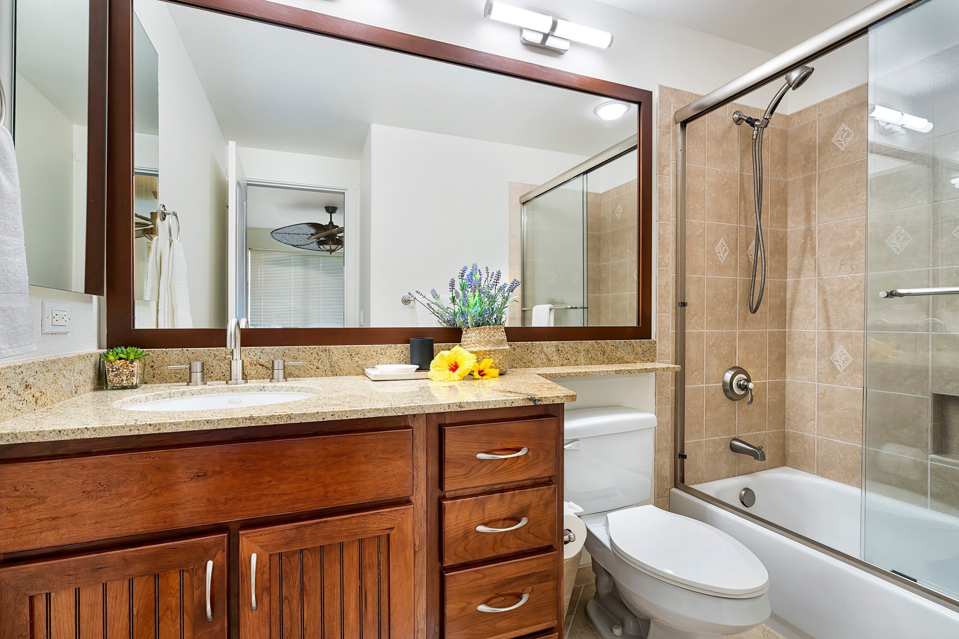 Combined shower/tub, hair dryer, towels