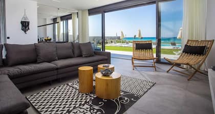 Ranta edessä sijaitseva ylellinen huvila, jossa 100m2 uima-allas ja uima-allas porealtaalla