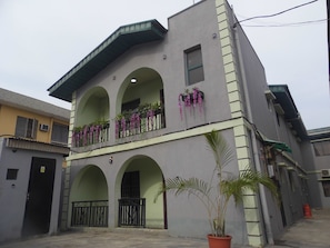 المنشأة من الخارج