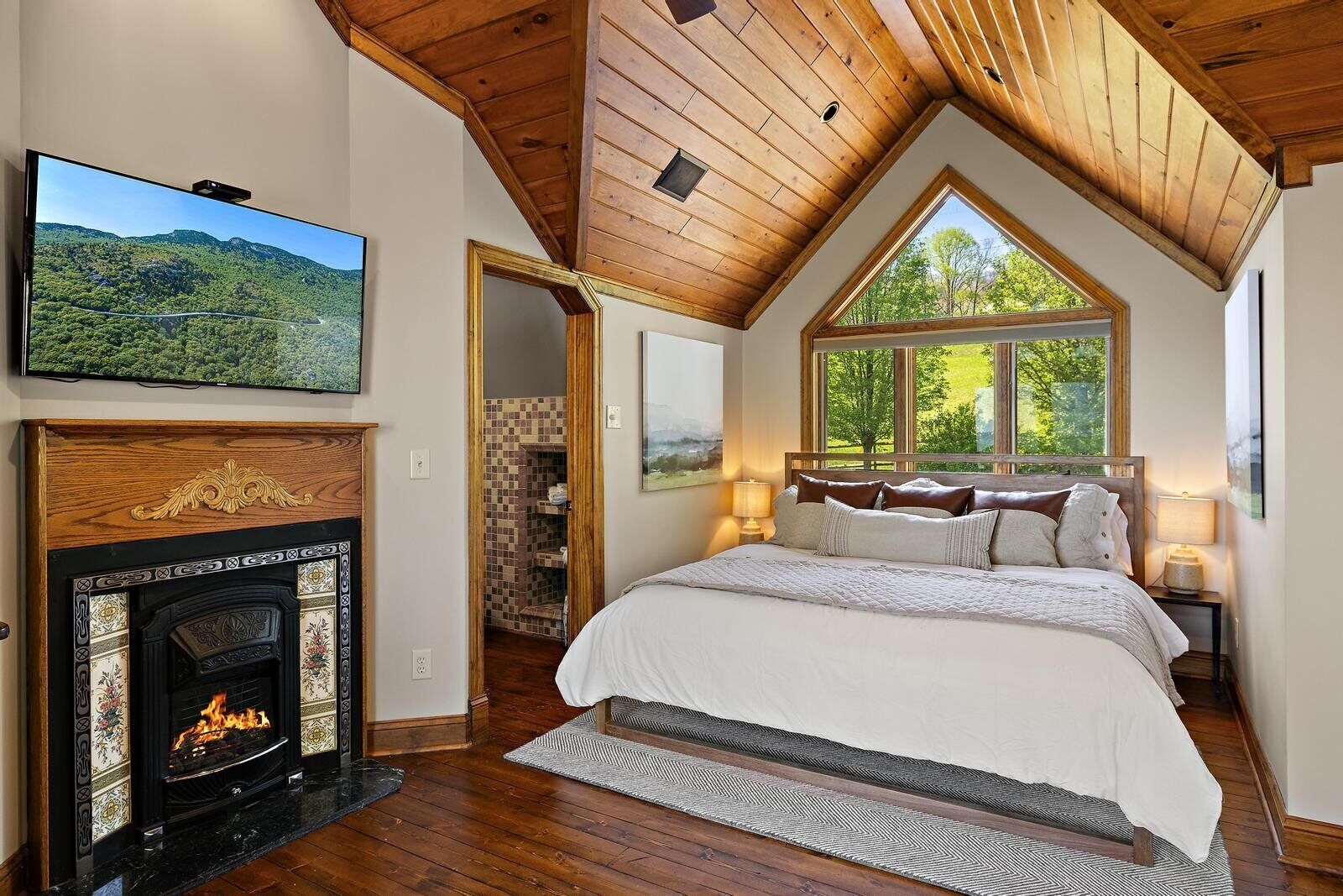 4 bedrooms, desk, iron/ironing board, free WiFi