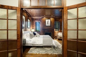 4 bedrooms, desk, iron/ironing board, free WiFi - Enchanting Log Home with 4 Suites (Boone)