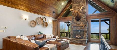 Fernseher, Kamin, DVD-Player, Bücher