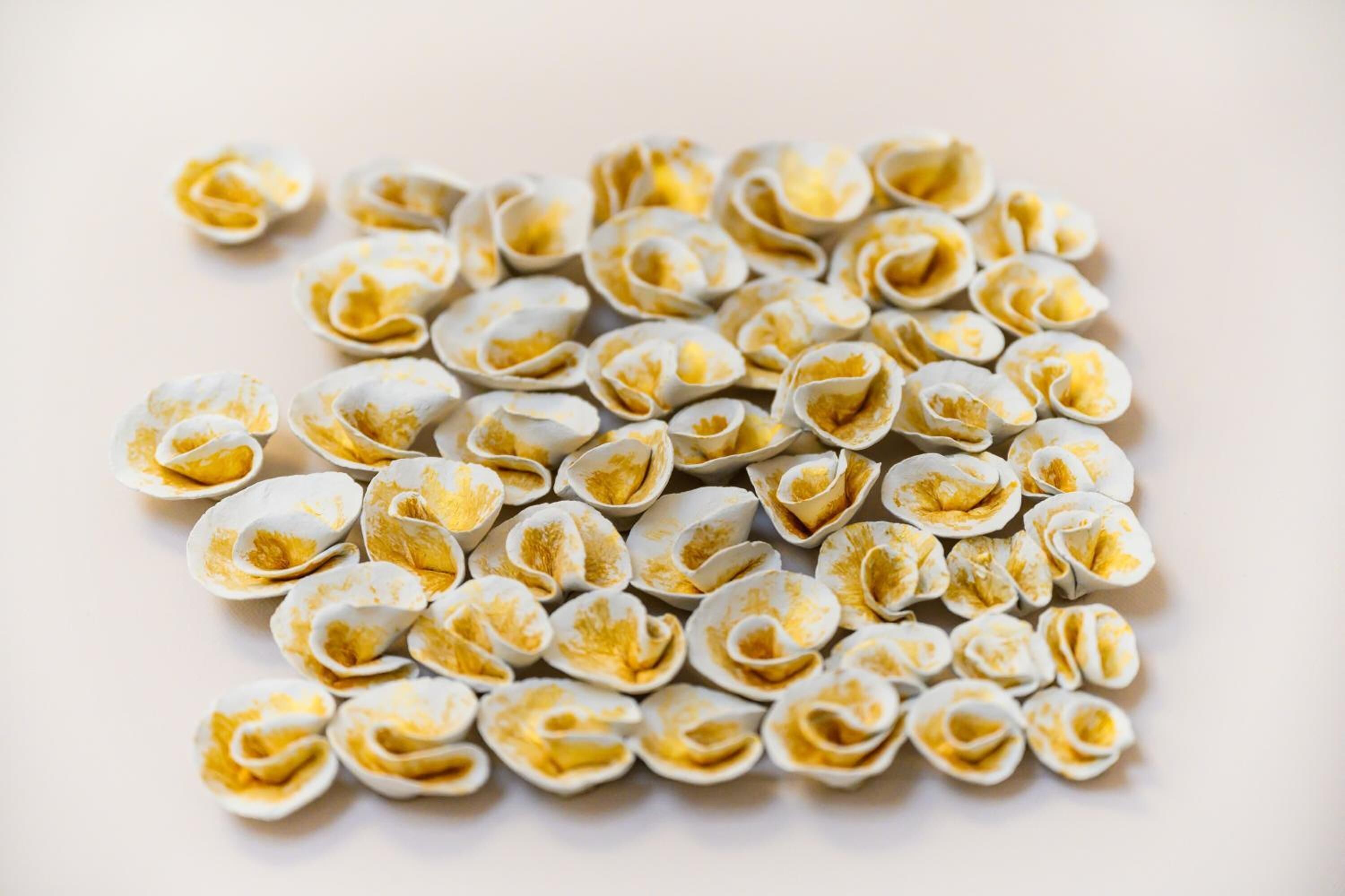 Un ammasso di piccoli oggetti bianchi e gialli.