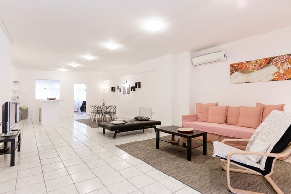 Deluxe Apartment, 2 Bedrooms (Penthouse, 4th Floor) | Living area