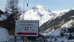 A sign for Les Alpages de Val Cenis, indicating a hotel/residence. - Apartment in 4 * residence, Les Alpages de Val Cenis (Lanslevillard)