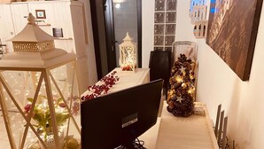 A desk with a computer, a decorative lantern, and a wall-mounted shelf with a basket. - Dimora Giulietta Standard Apartment (Lecce)