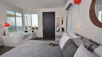 Suite junior (Sea of Galilee View) | Tina de hidromasaje privada
