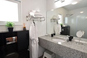 Junior Suite (Sea of Galilee View) | Bathroom