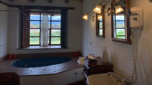 Panoramic Suite Cotopaxi | ห้องน้ำ | ของใช้ในห้องน้ำฟรี, ไดร์เป่าผม, ผ้าเช็ดตัว