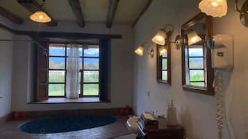 Panoramic Suite Cotopaxi | Kylpyhuone | Ilmaiset hygieniatuotteet, hiustenkuivaaja, pyyhkeet