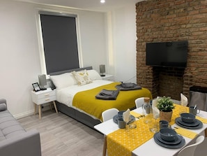 Estúdio premier | Individualmente decorados, individualmente mobiliados, escrivaninha