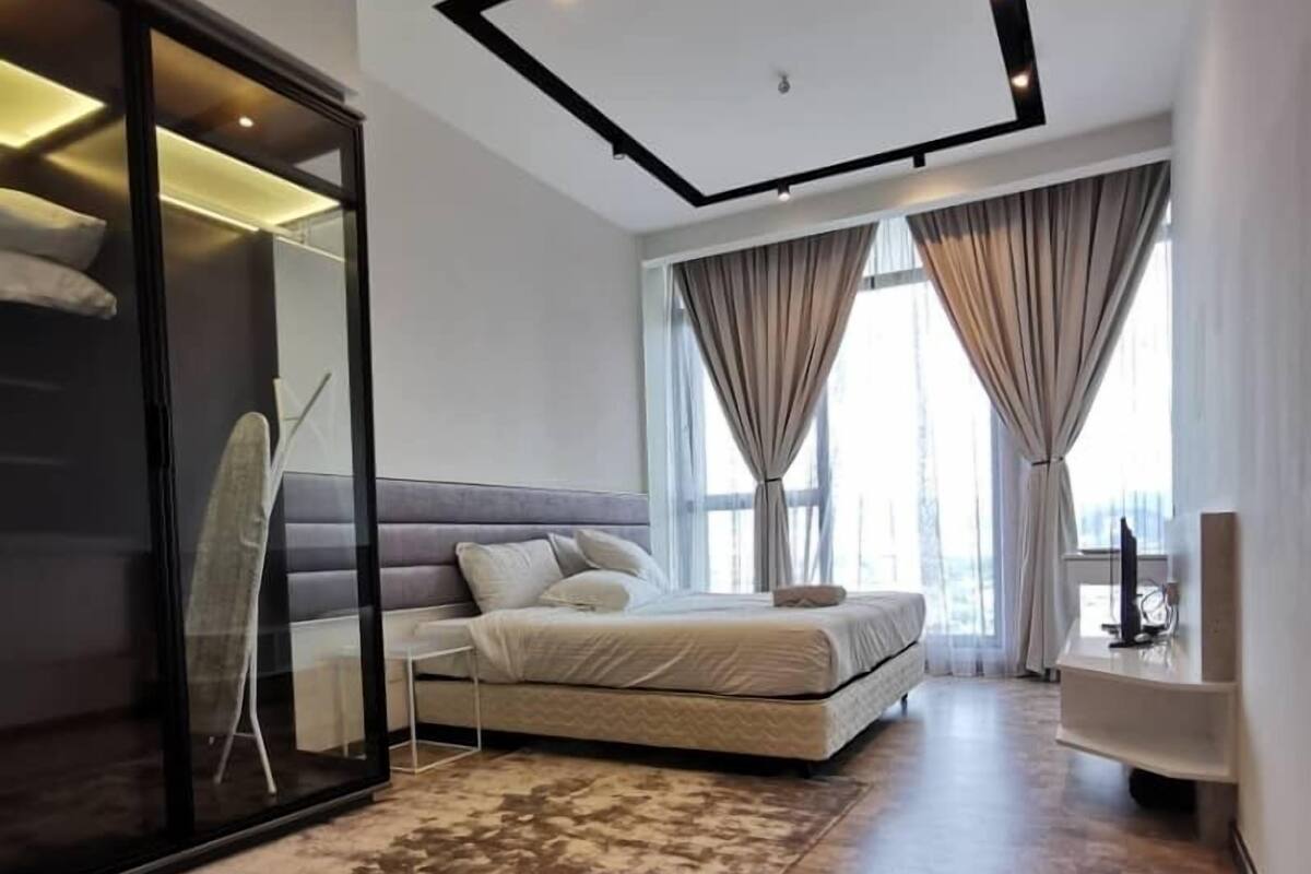 1 bedroom, individually decorated, individually furnished, desk