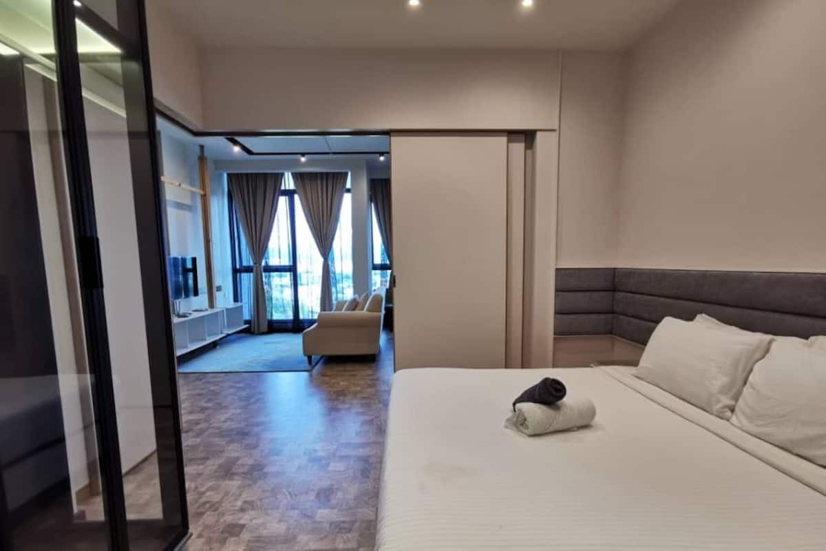 1 bedroom, individually decorated, individually furnished, desk