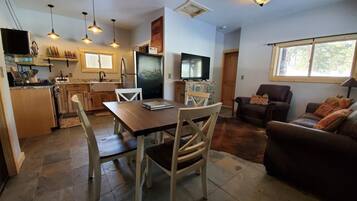 Smart TV, chimenea, reproductor de DVD y libros